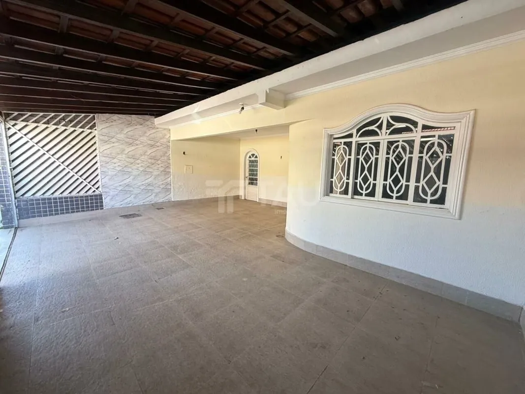 Casa com 6 quartos na QE 46 no Guará IISobre o imóvel:Térreo:Sala de estar, Sala...
