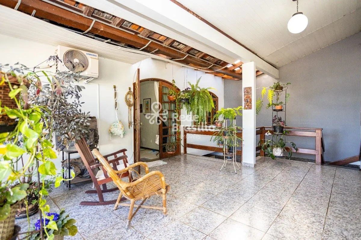 Excelente casa com ampla estrutura e ambientes bem distribuídos, ideal para quem...