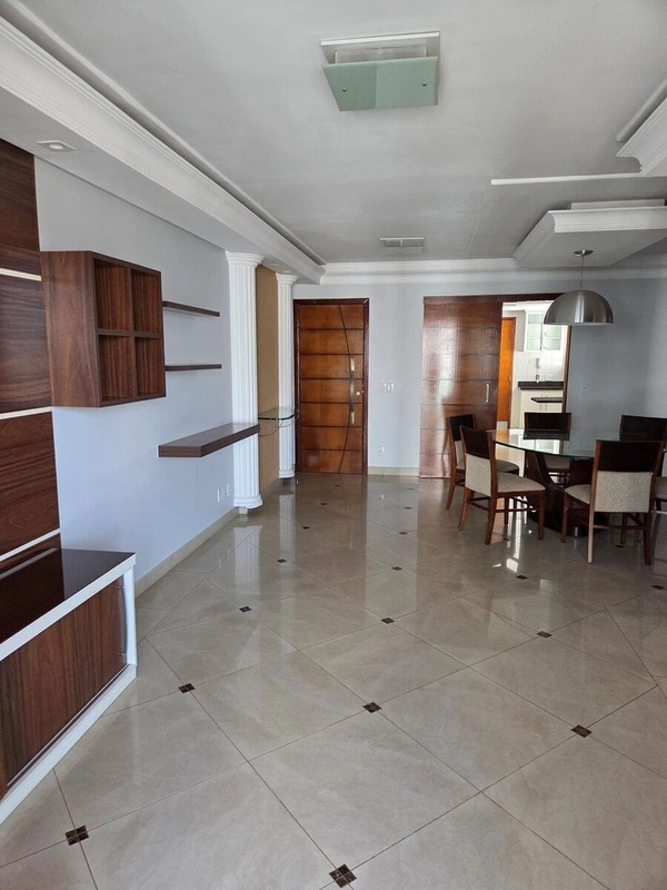 Com uma ótima localização, o Palazzo Avezzano possui 3 suítes, circulação sala d...