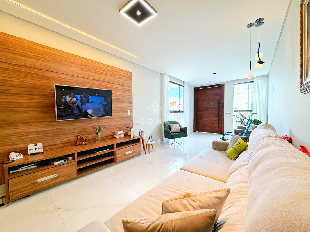 ESPECIFICAÇÕES DA CASA:- Sala ampla para dois ambientes com painel de TV- Cozinh...