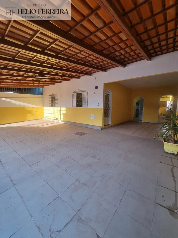 Excelente casa na laje, com ótima localização na 17 do Setor Oeste, com: - 3 qua...