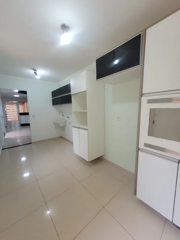 Casa com 3 quartos sendo 1 suíte e todos planejados e com 3 ar-condicionados inv...