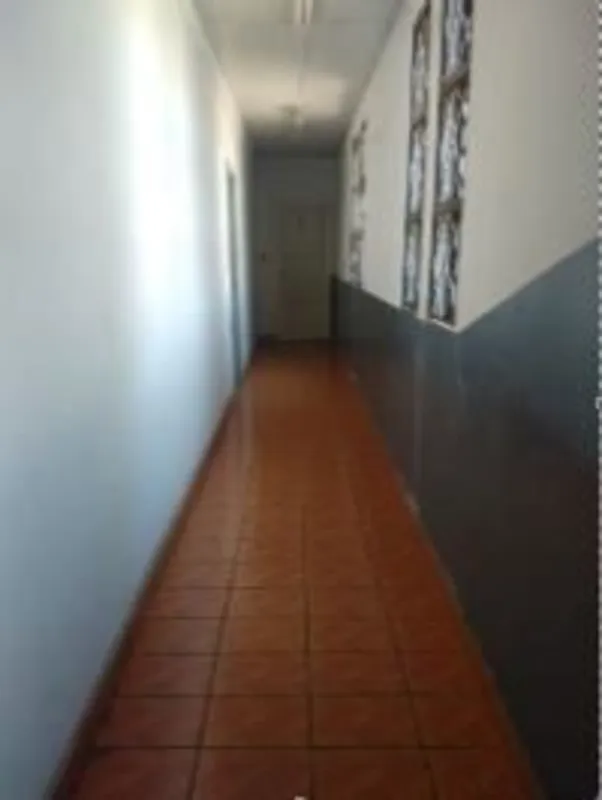 Sala comercial medindo aproximadamente 30m², com 01 banheiro. 18/06/26