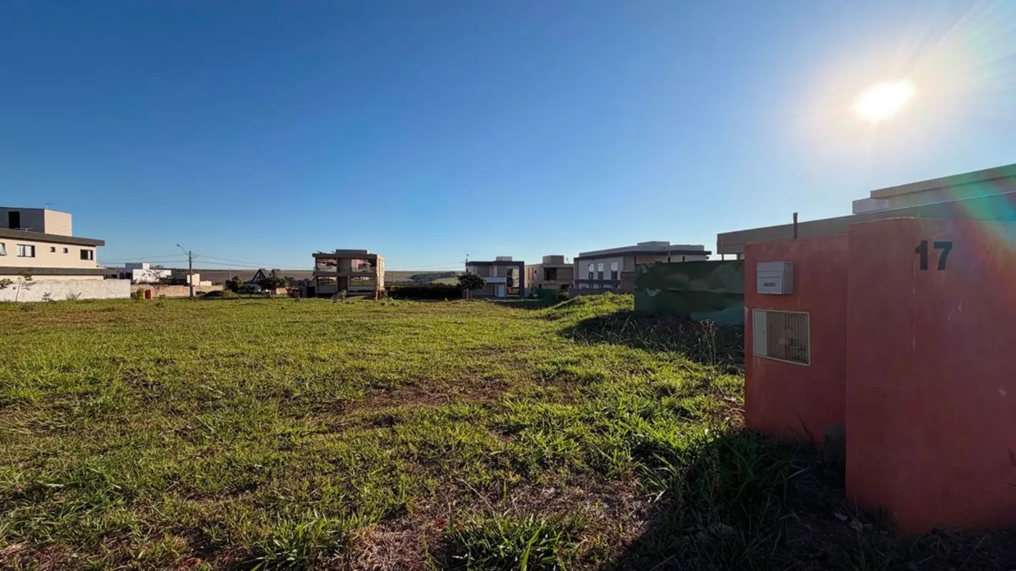 Esmeralda Corretora Imobiliária vende lote de 400m² no Condomínio Le Jardin 1. O...