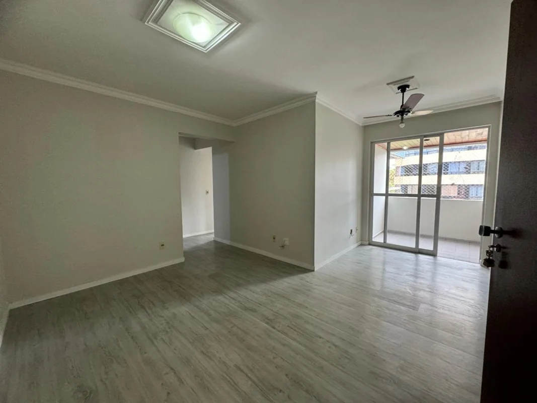 Apartamento de 96m² divididos em 03 quartos sendo uma suíte com armários, banhei...
