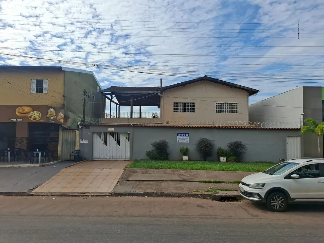 Sobrado - Setor São Francisco Sobrado de 280m², 3 quartos sendo uma suíte, 5 vag...