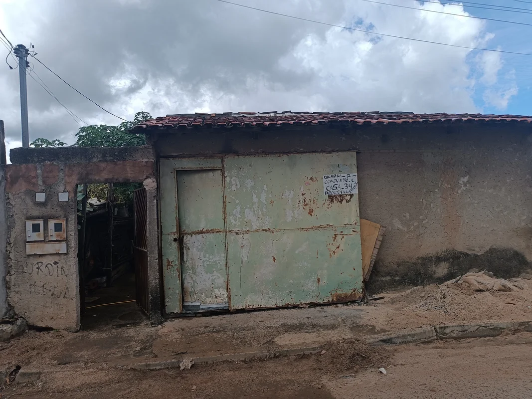 Vendo casa simples na fazendinha ,boa pra investir.Casa precisando de reforma po...