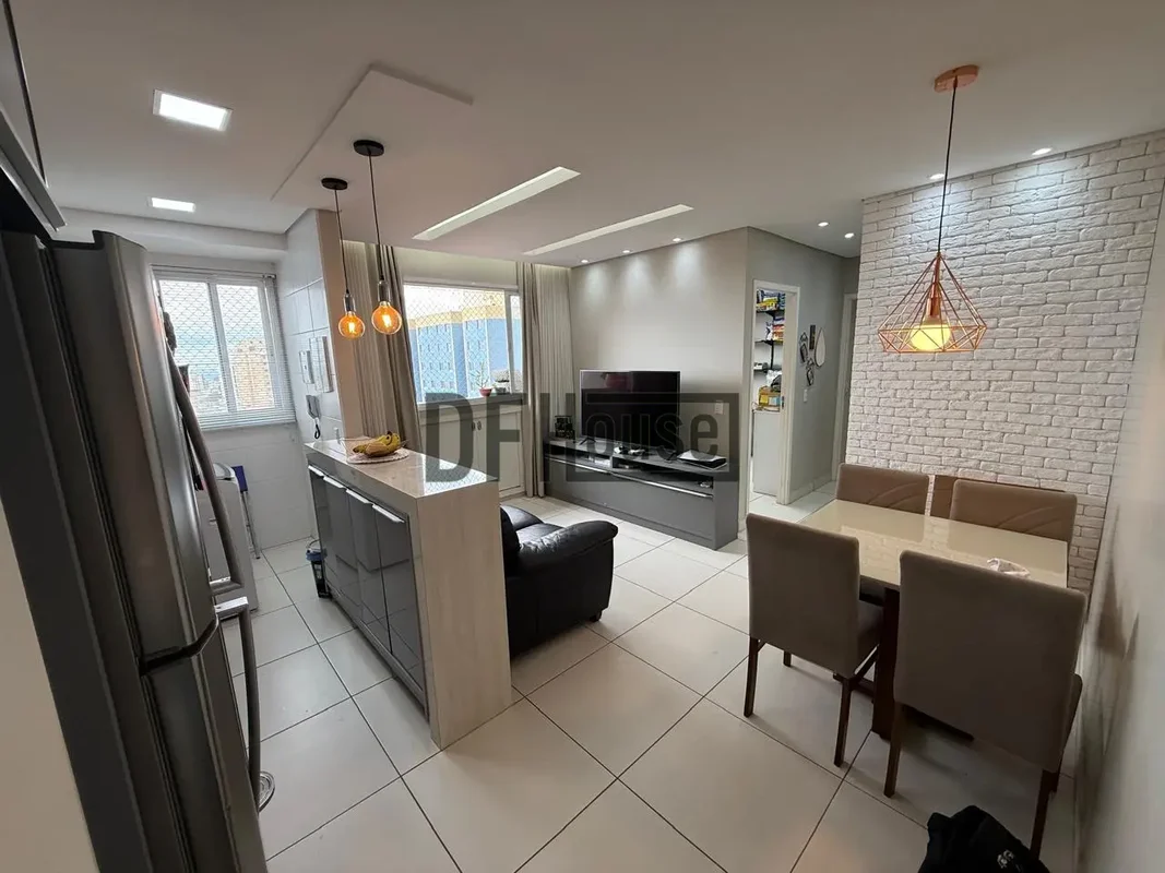 Venha morar em um apartamento confortável e bem localizado na QR 303 Conjunto 10...