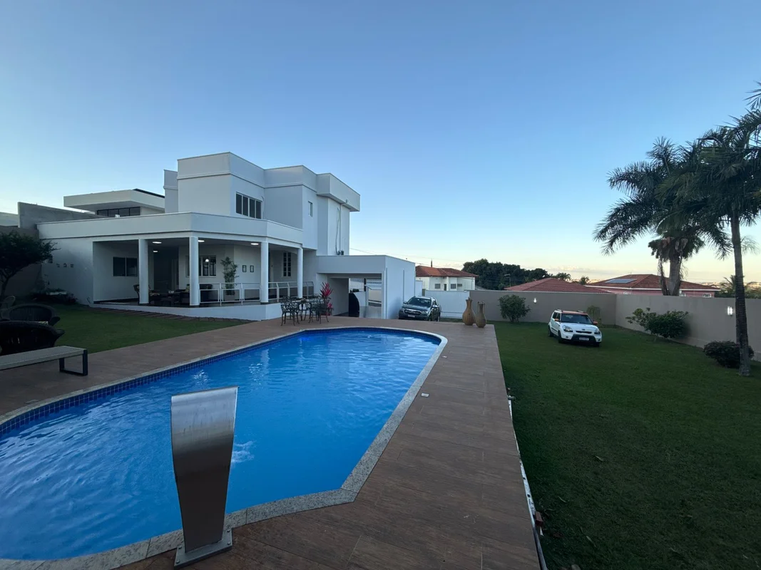 ? Uma casa que impressiona em cada detalhe. Alto padrão, espaço e localização pr...