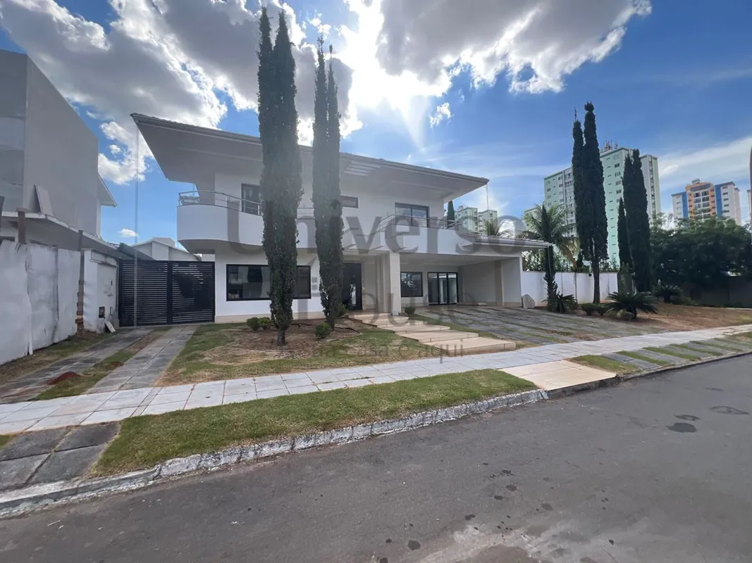 Este majestoso sobrado de alto padrão está localizado no bairro Residencial Gran...