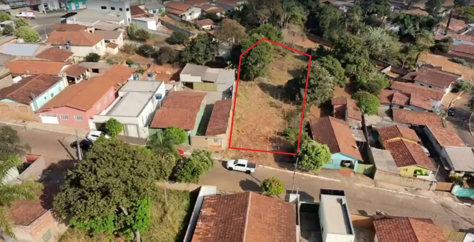 Área à venda com 1.343,97m² no Setor Central de Itauçu-GO Terreno possui as segu...