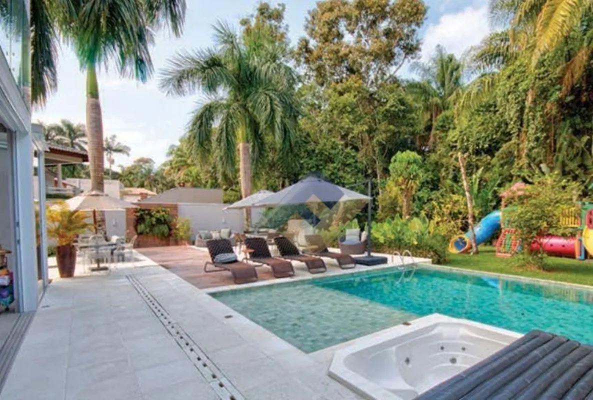 CASA MOBILIADA E DECORADA | 6 SUÍTES | 550m² | PISCINA AQUECIDA | SPA | QUADRA D...