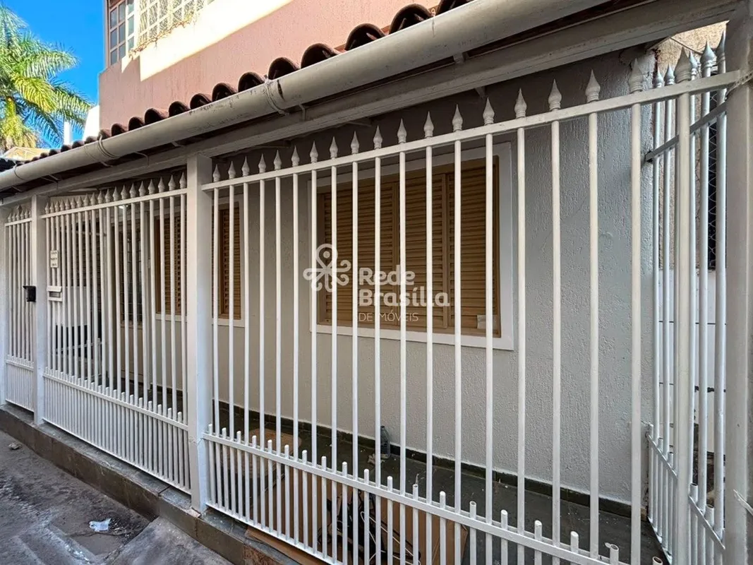 Casa térrea para locação na SCLRN 704 Bloco C - Asa NorteCasa térrea nascente, c...