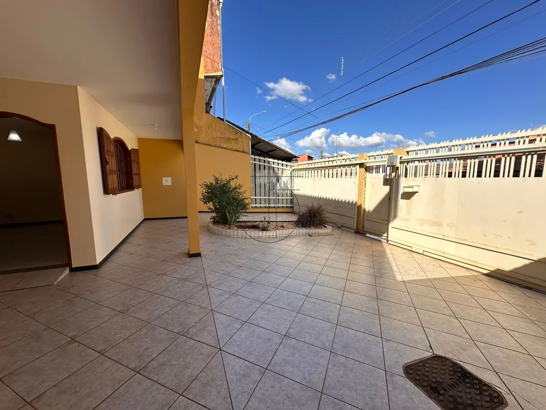 Sobrado impecável na QE 32 Conjunto N, Guará II-DF.Com espaço amplo de 348m² e u...