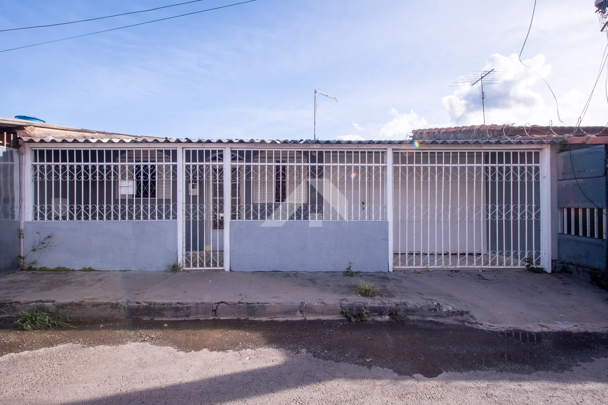Seu primeiro imóvel, com potencial para crescer junto com você!Casa composta por...