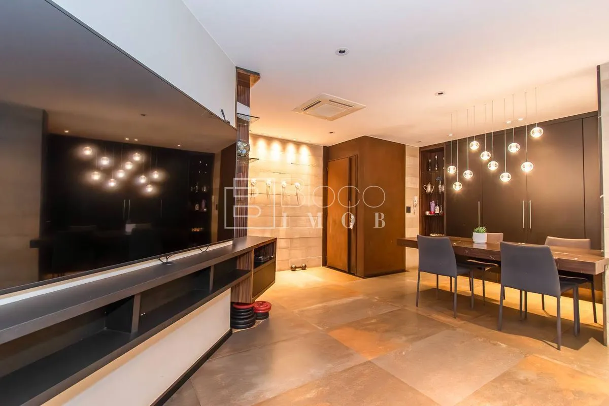 REFORMADO, NASCENTE, DE CANTO E TEM ESCRITÓRIO.São 109,57m² útil:- Sala arejada ...