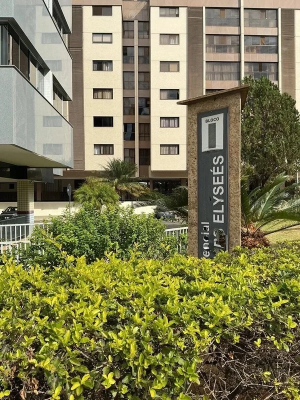 Excelente apartamento reformado em uma das quadras mais desejadas de BrasíliaCom...