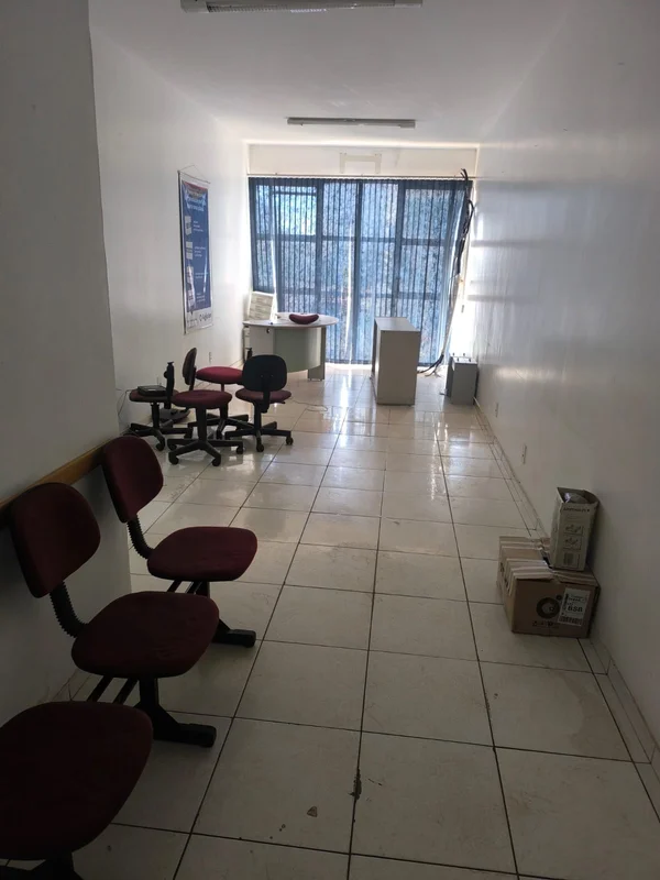 VENDO SALA COMERCIAL, DESOCUPADA, 28 METROS DE AREA PRIVATIVA, REFORMADA, FRENTE...