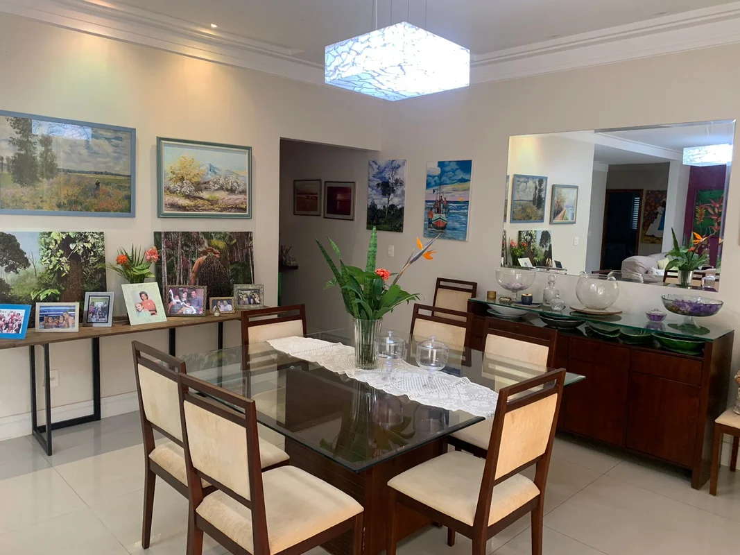 Descubra a elegância e o conforto desta linda casa de alto padrão localizada na ...
