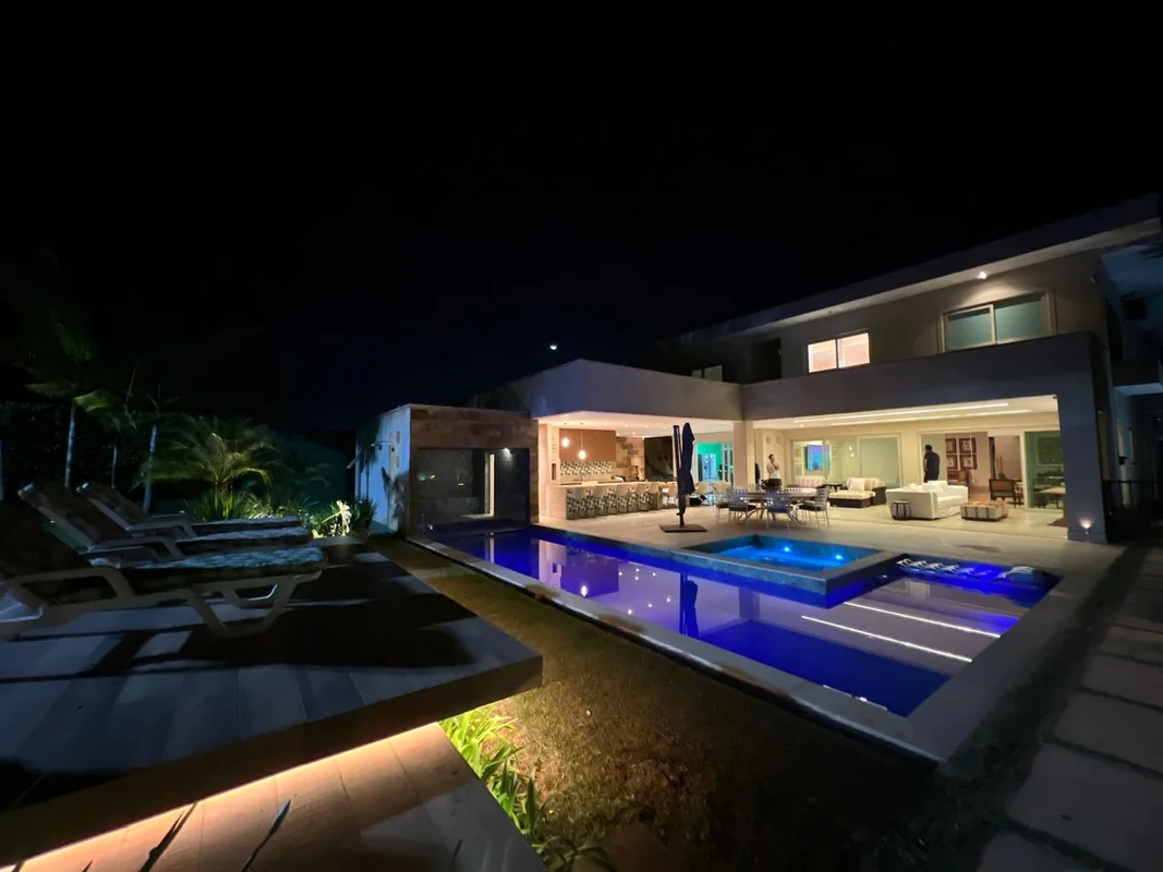 ARQUITETURA AUTORAL, NATUREZA E EXCLUSIVIDADE NO LAGO SULUma residência única, a...
