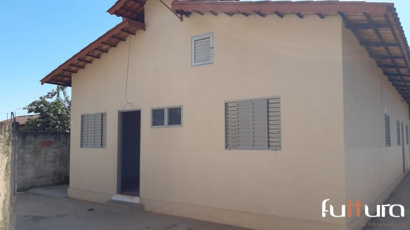 Casa de 2 quartos, sala, cozinha, 1 banheiros, área de serviço, garagem comparti...