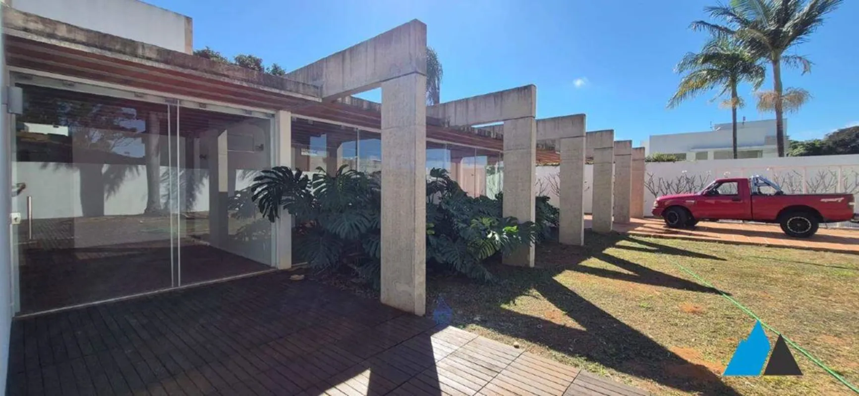 Linda casa com projeto arquitetônico único, toda no térreo. Um grande jardim e b...