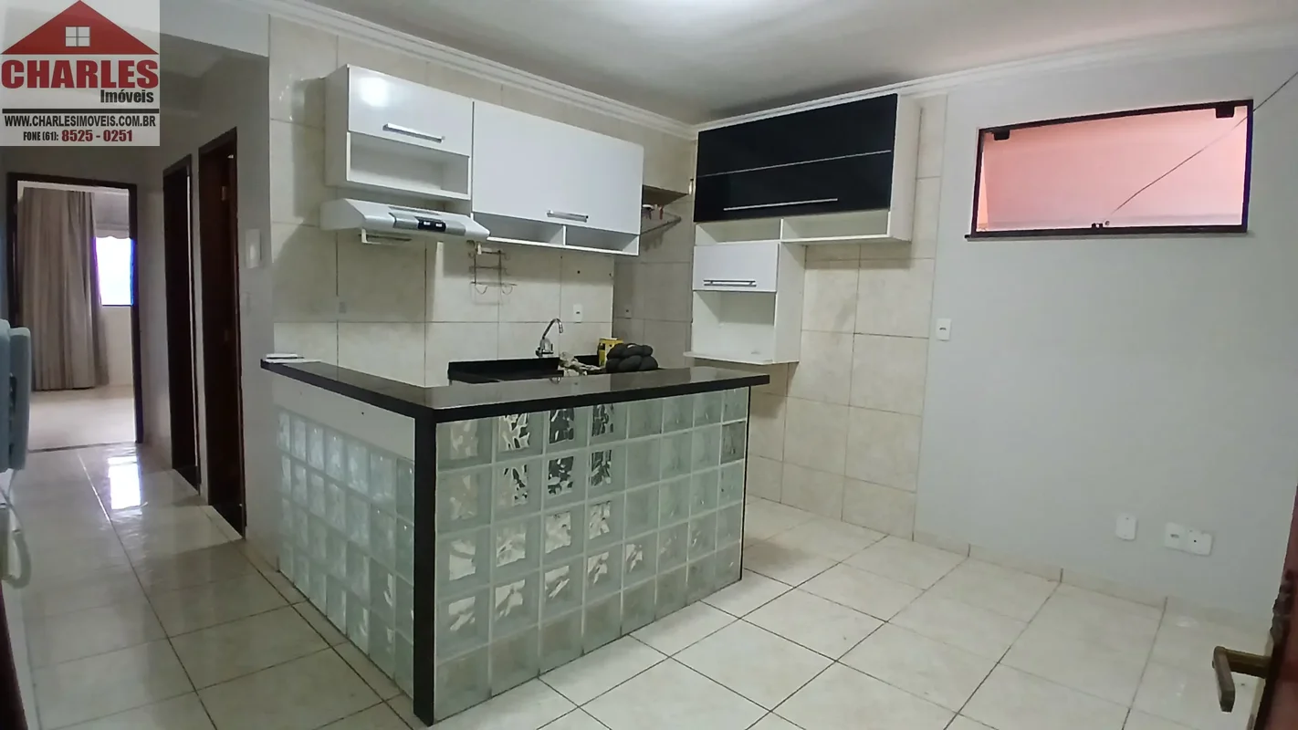 Apartamento de 1º andar de frente para linha do tremVISTA LIVREArmários na cozin...