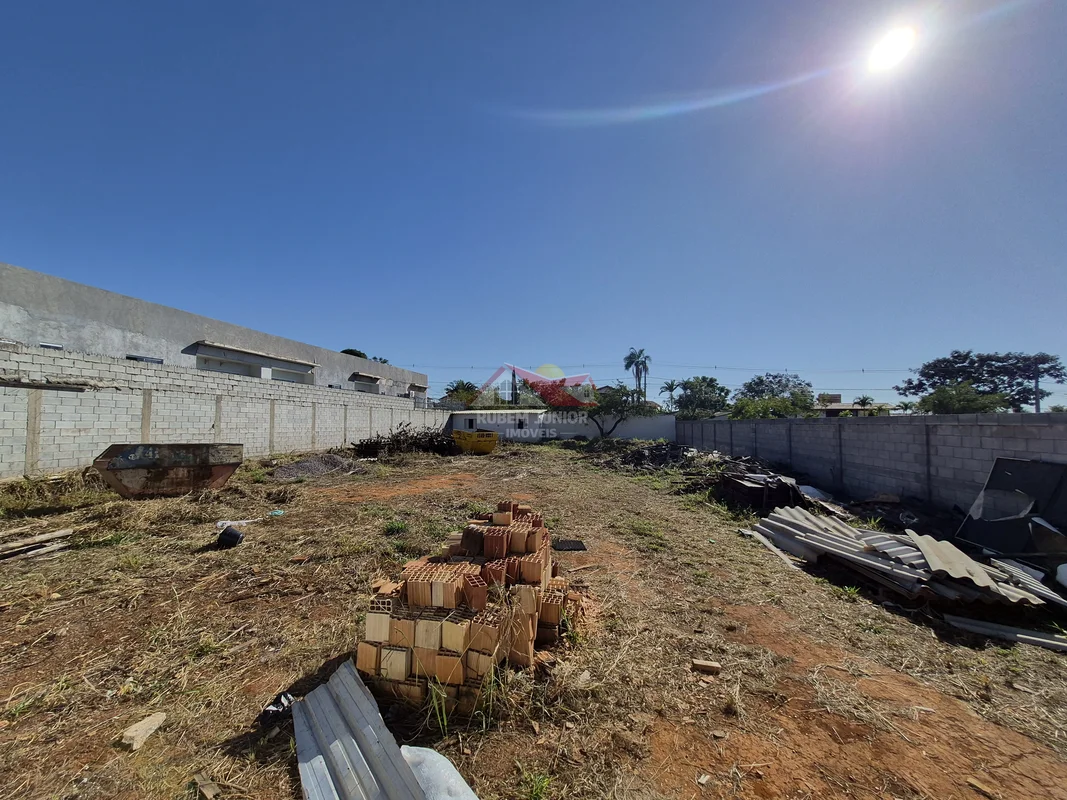 Localização: Quadra 03 – Jardim Botânico IIIÁrea total: 800m² - Terreno amplo, i...