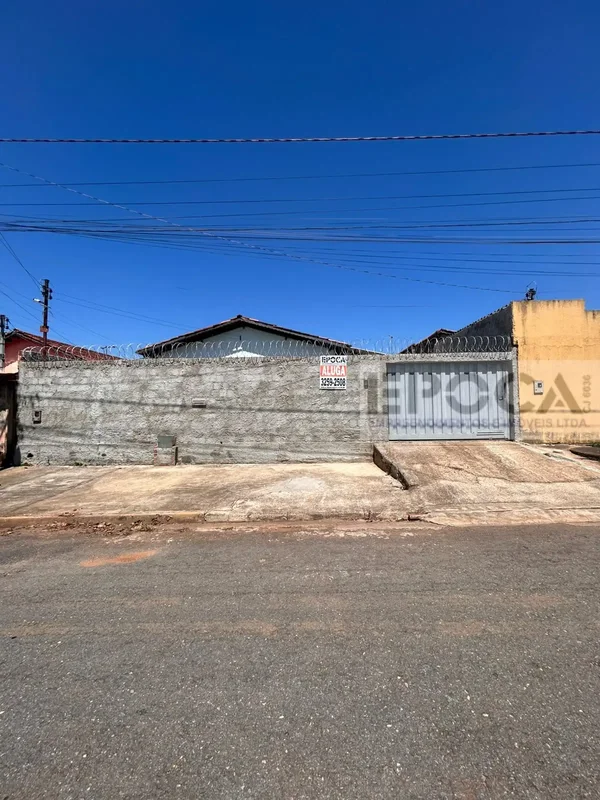 Esta casa oferece ambientes amplos e bem distribuídos, ideal para quem busca con...