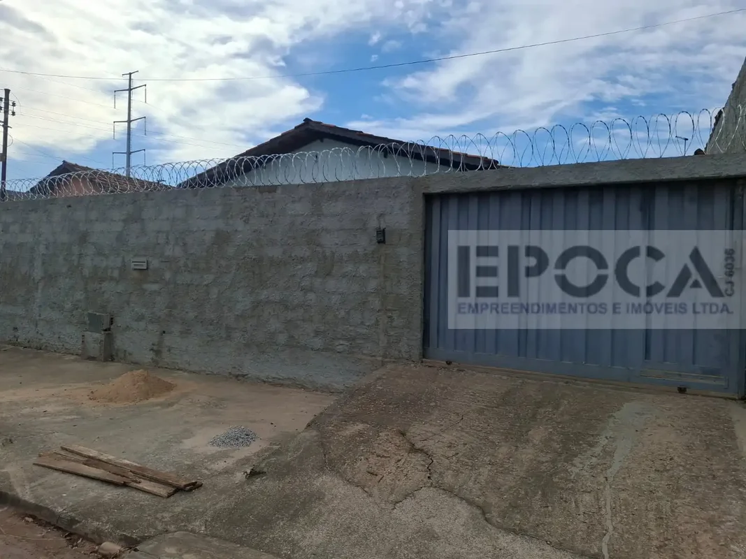 CASA COM VARANDA, VAGA DE GARAGEM COBERTA PARA 3 CARROS + 2 DESCOBERTOS, QUINTAL...