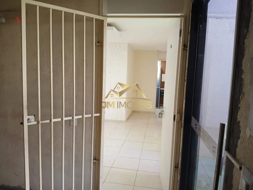 Conheça um aconchegante apartamento à venda na Quadra 4, no coração de Paranoá P...