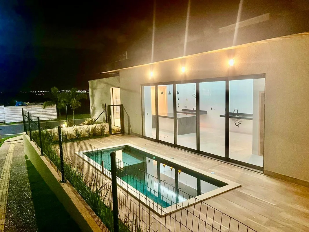 Casa térrea no Condomínio Jardins Capri* Área de construção: 200 m2* Área total ...