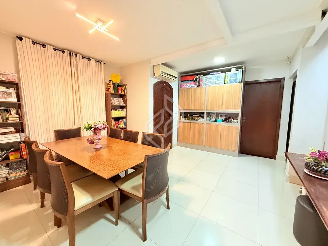 Avanti Imob apresenta :Casa reformada no Guará.DESCRIÇÃO DO IMÓVEL:- Área constr...