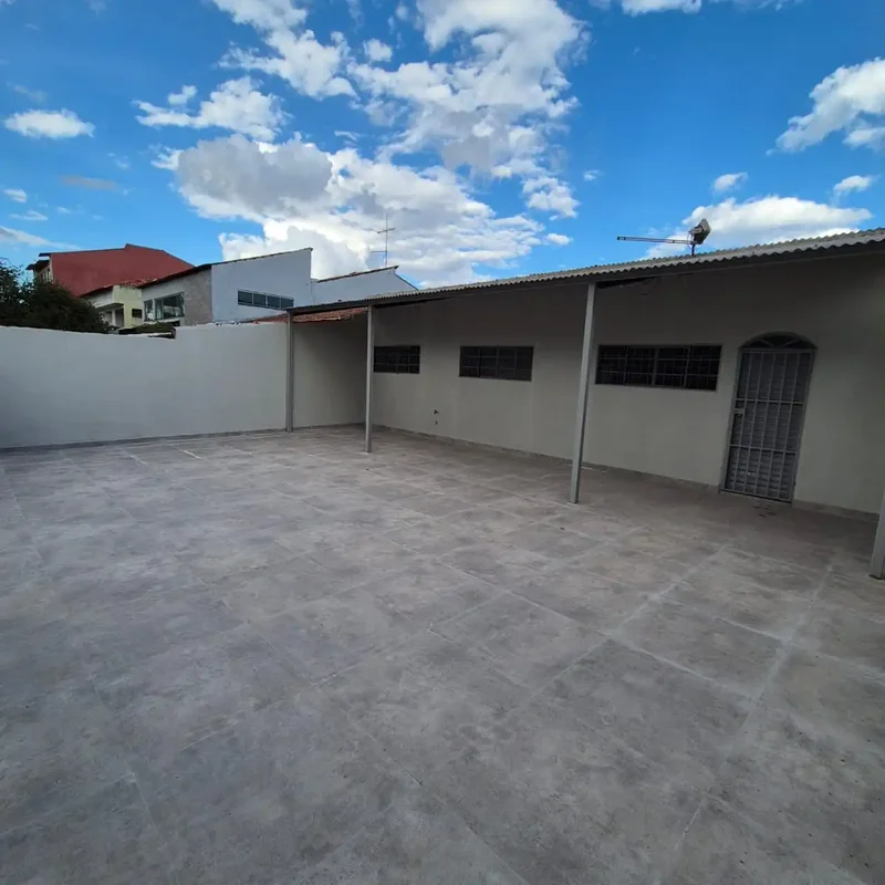 Ótima casa de fundos com 2quartos Sala, cozinha, um banheiro social Forrada, pis...