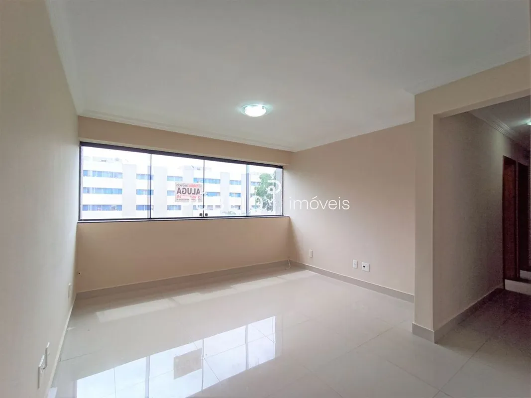 PÚBLIO IMÓVEIS ALUGA EXCELENTE APARTAMENTO DE 03 QUARTOS EM SHCES QD 1303, COMPO...