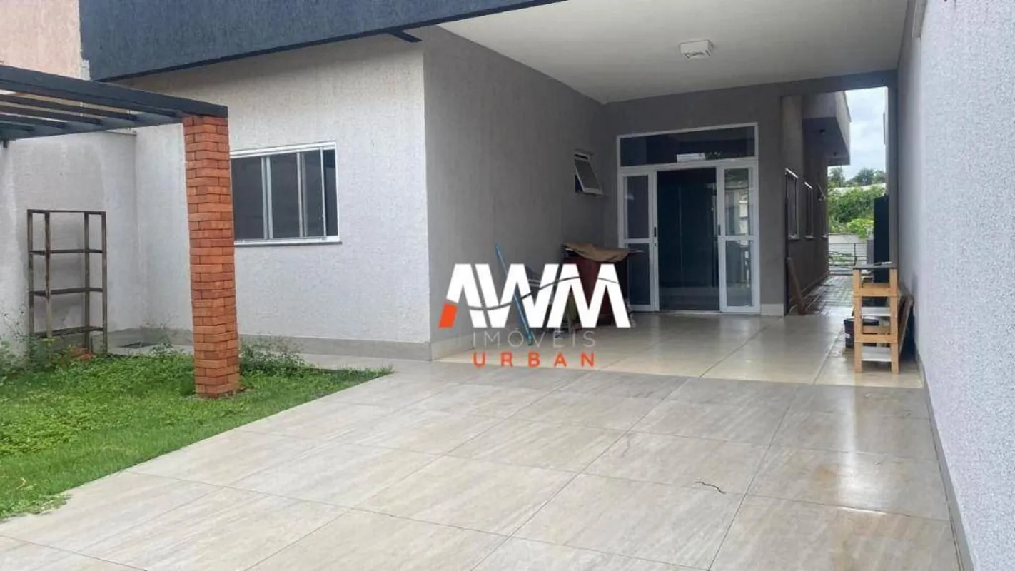 Casa com 3 quartos, sendo 1 suíte, área com churrasqueira, cozinha com armários,...