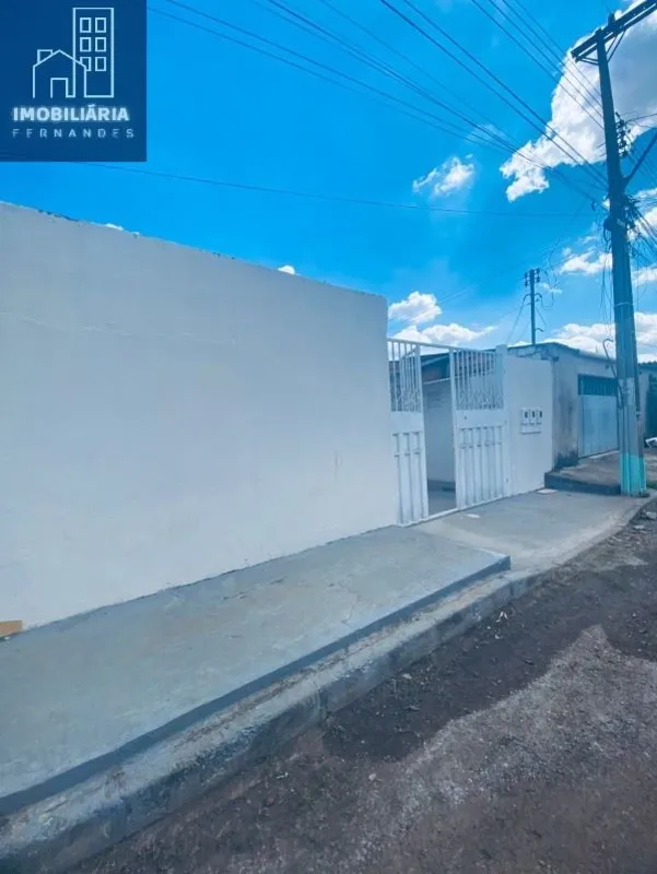 IMOBILIÁRIA FERNANDES vende lote com 3 casas de alvenaria, sendo uma com 02 quar...