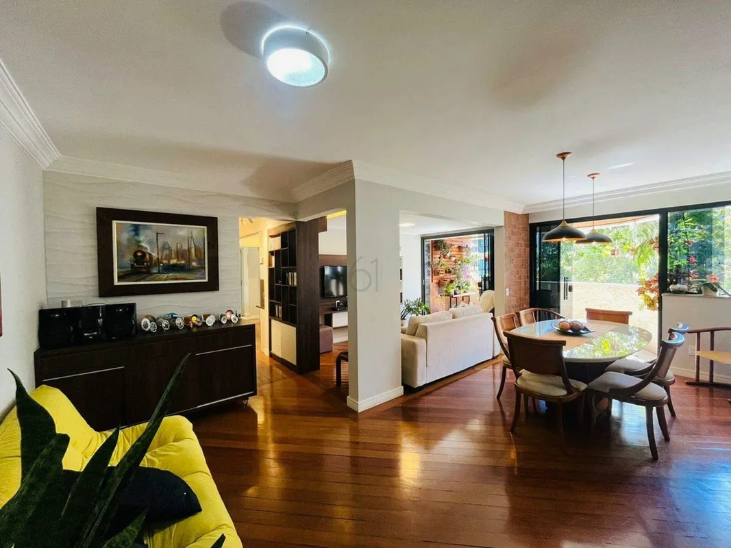 4 quartos, transformado em 3.Este elegante apartamento de 124 m² foi completamen...