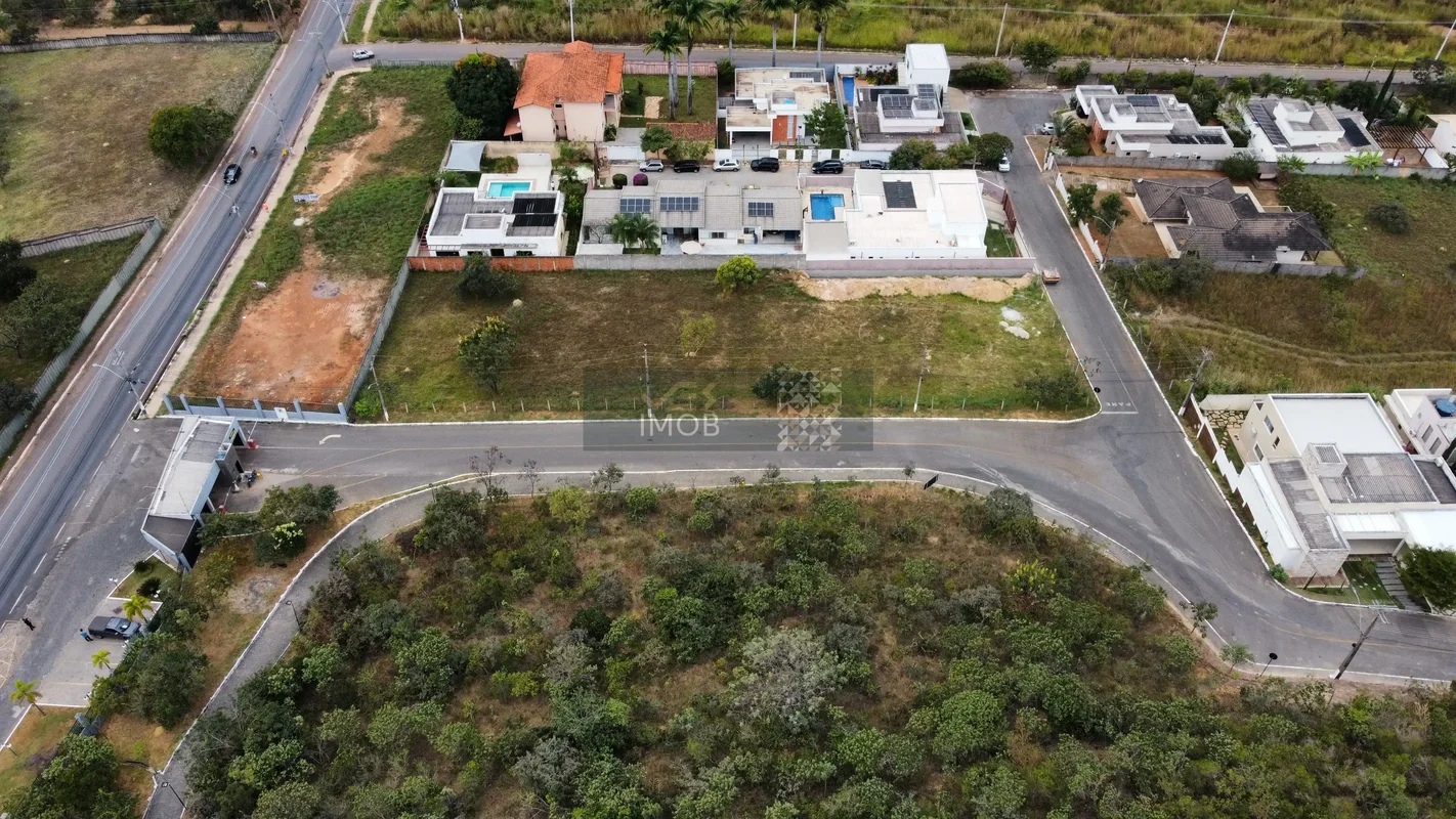 PODE SER DESMEMBRADO EM 04 LOTES INDEPENDENTES. Amplo lote de 2400m² , localizaç...
