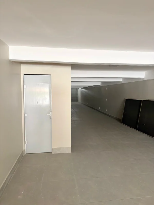 Loja comercial com +- 200 m ², ideal para vários ramos de atividades. O espaço c...