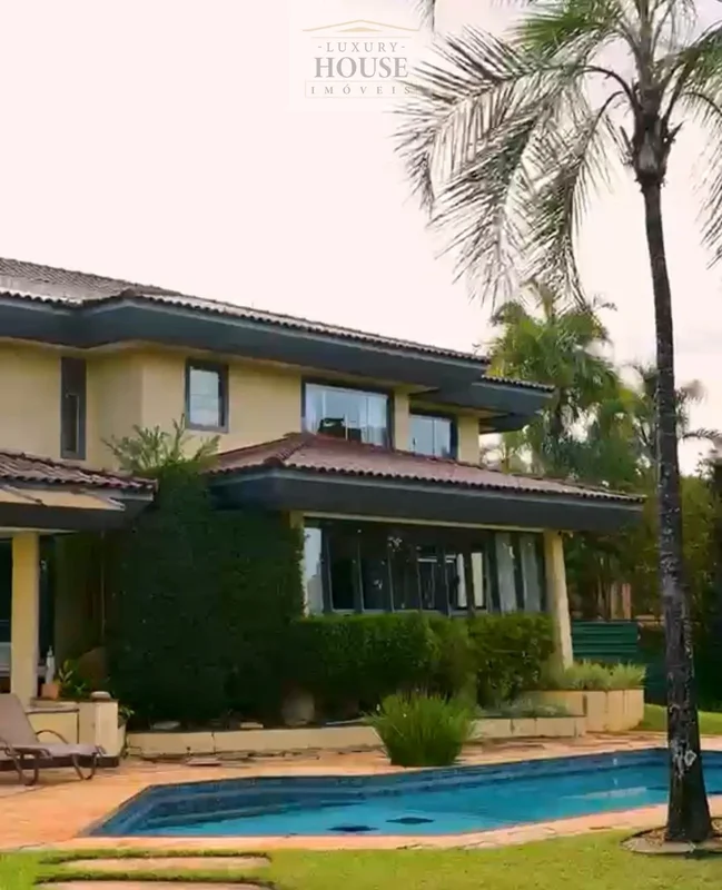 Imagine morar em uma casa de esquina na exclusiva SHIS QL 18, no Lago Sul, Brasí...