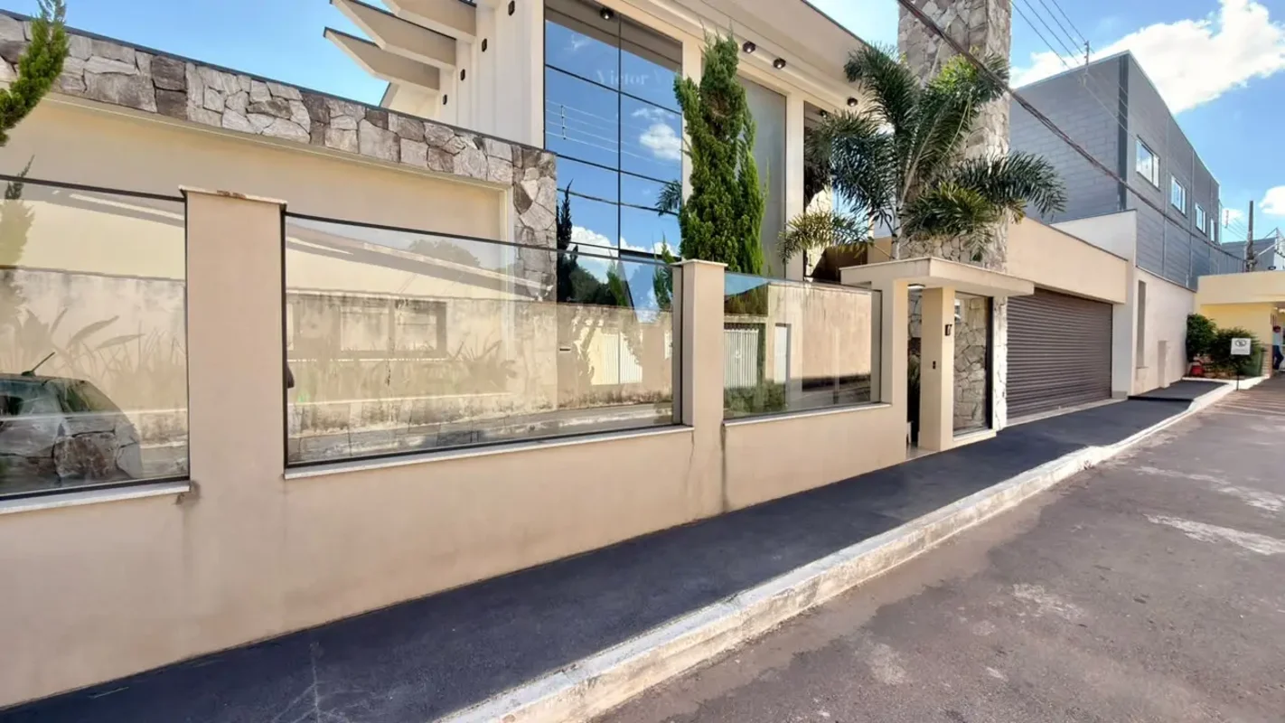 Casa contemporânea localizada na rua 12 em Vicente Pires. - Área total de 380m² ...