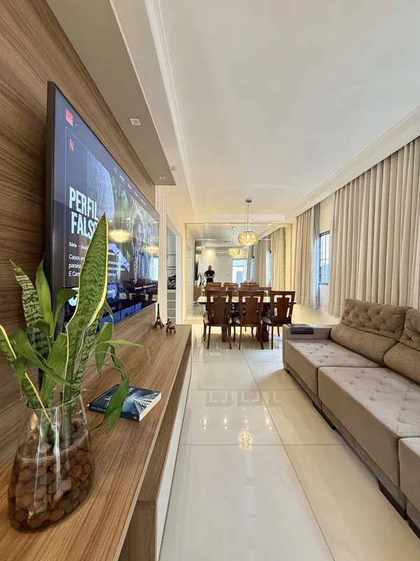 Casa única em terreno de 300m², toda avarandada e com imenso quintalR$ 695 Mil30...