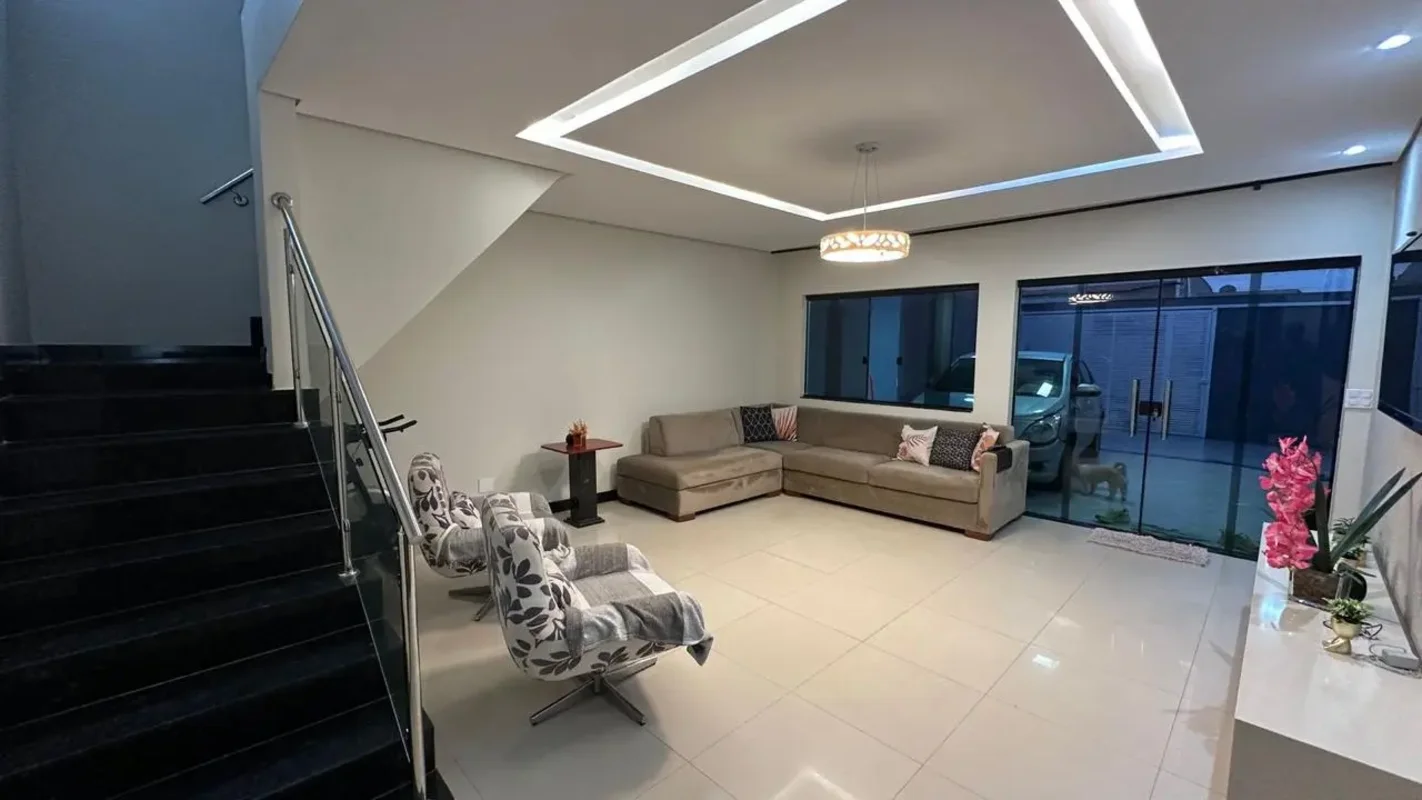 JDM IMOBILIÁRIA VENDE  CASA DE ALTO PADRÃO – SOBRADO EM ARNIQUEIRALocalização: S...