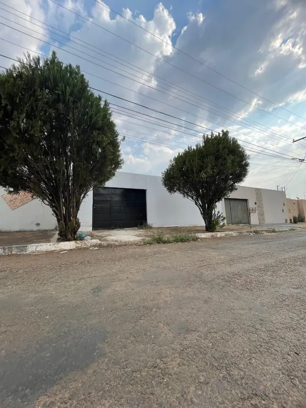 Casa com excelente localização próximo ao Shopping Plaza D´Oro. 3 Quartos 1 Sala...