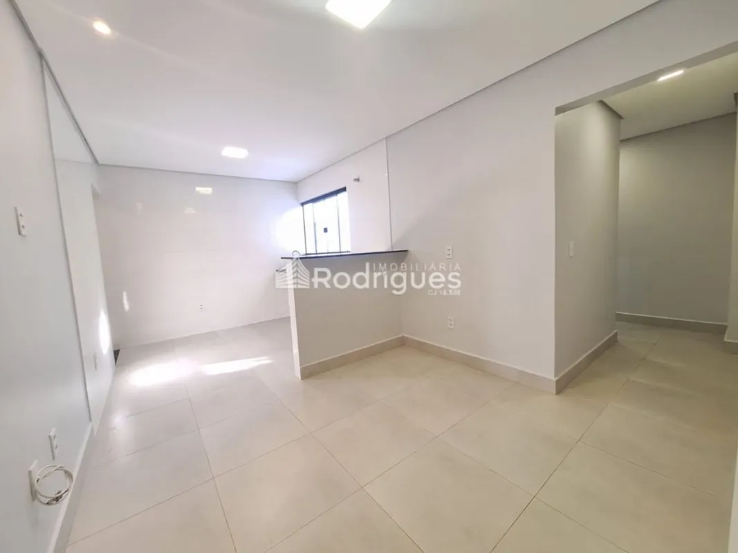 Rodrigues Imobiliária aluga QNM 24 na Ceilândia norte.- 02 Quartos- 01 WC social...