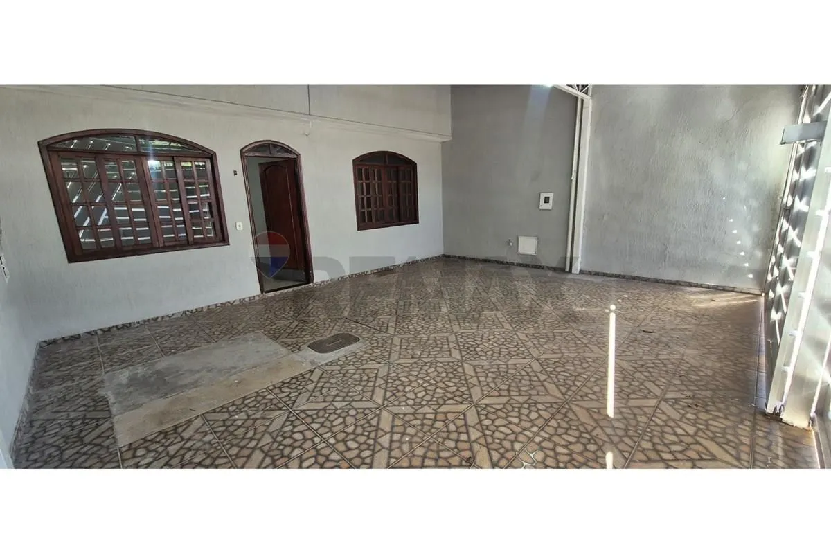 Casa 4 quartos com 3 banheiros, sendo 1 suíte e outra semi-suíte e banheiro soci...