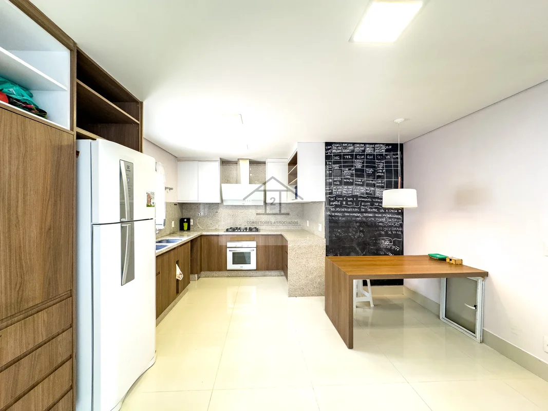Bela e charmosa casa.Portas com venezianas em estilo retrô na varanda e na sala,...