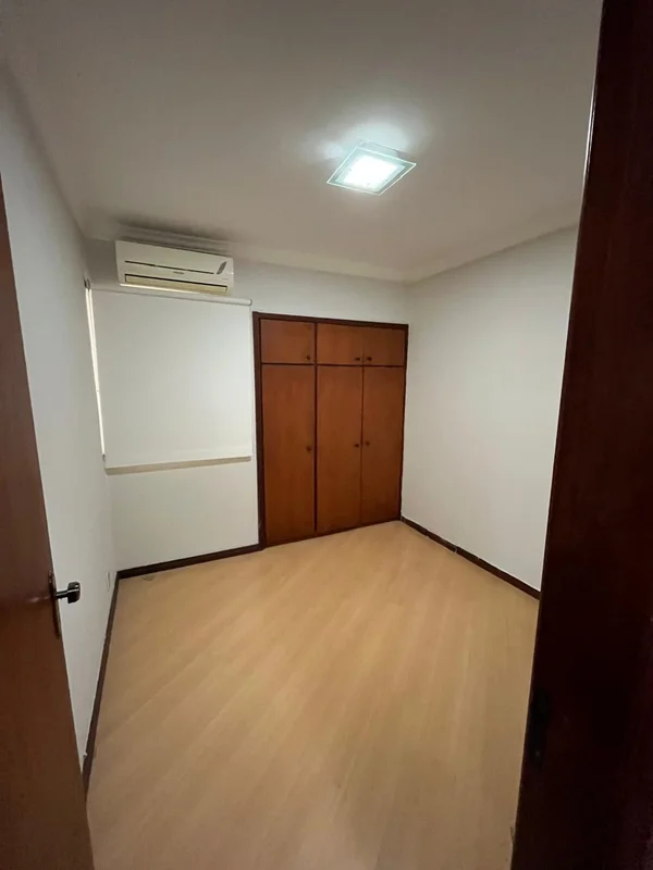 Apartamento com 02 quartos com ar condicionado, sala, cozinha, banheiro social, ...