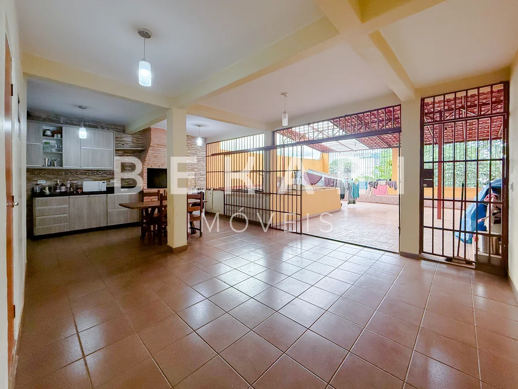 VENDO NA 707 NORTE , CASA 2 PAVIMENTO , OPORTUNIDADE.PISO TÉRREO :02 Salas ampla...